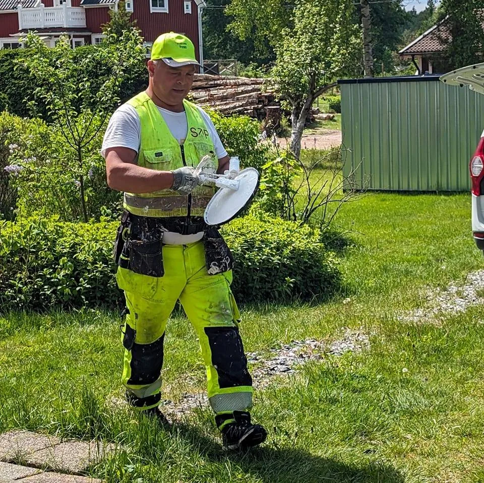 Målare med färgbricka