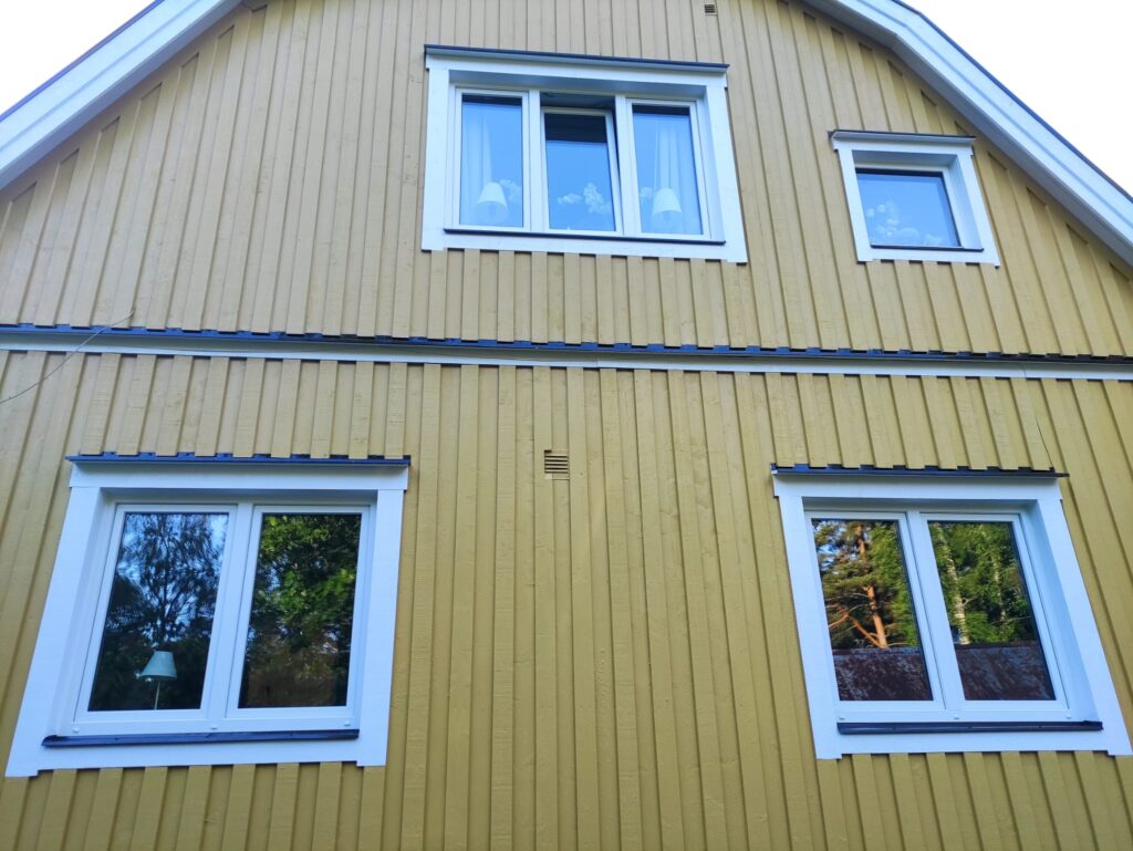 Fönsterbyte och fasadmålning på gul villa i Filipstad
